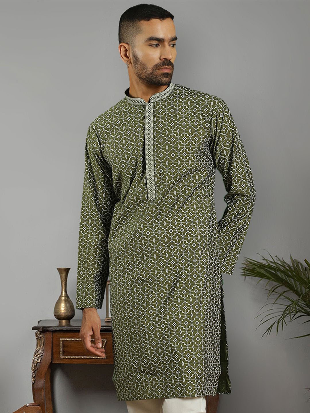 

Jompers Men Paisley Thread Work Kurta, Olive