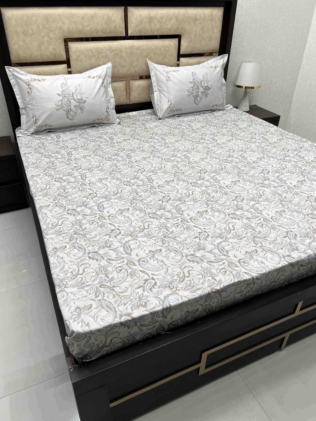 

Pure Decor Grey & White Ethnic Motifs King Bedsheet with 2 Pillow Covers