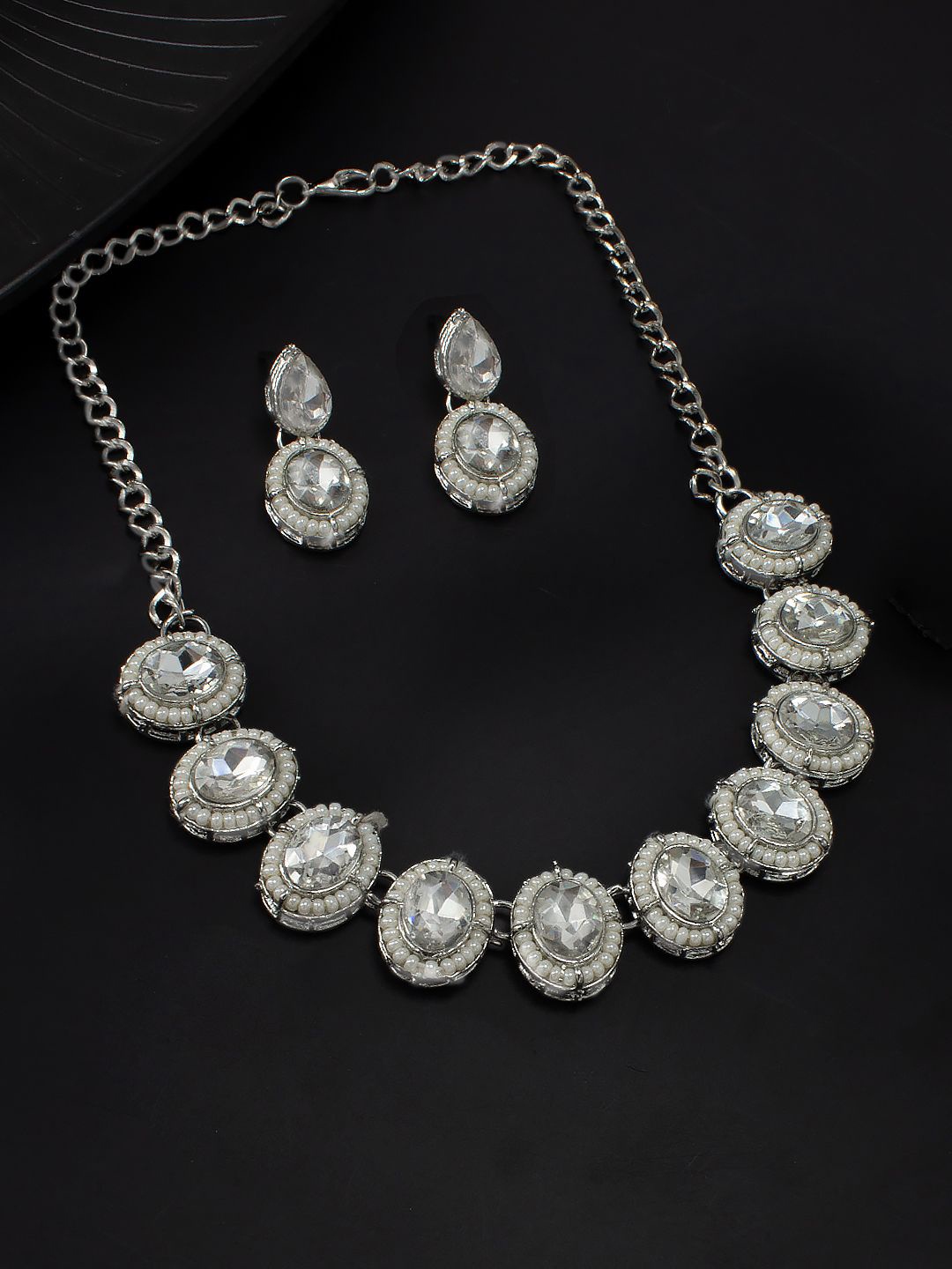 

PRIVIU Women Silver-Plated Kundan-Studded & Beaded Jewellery Set