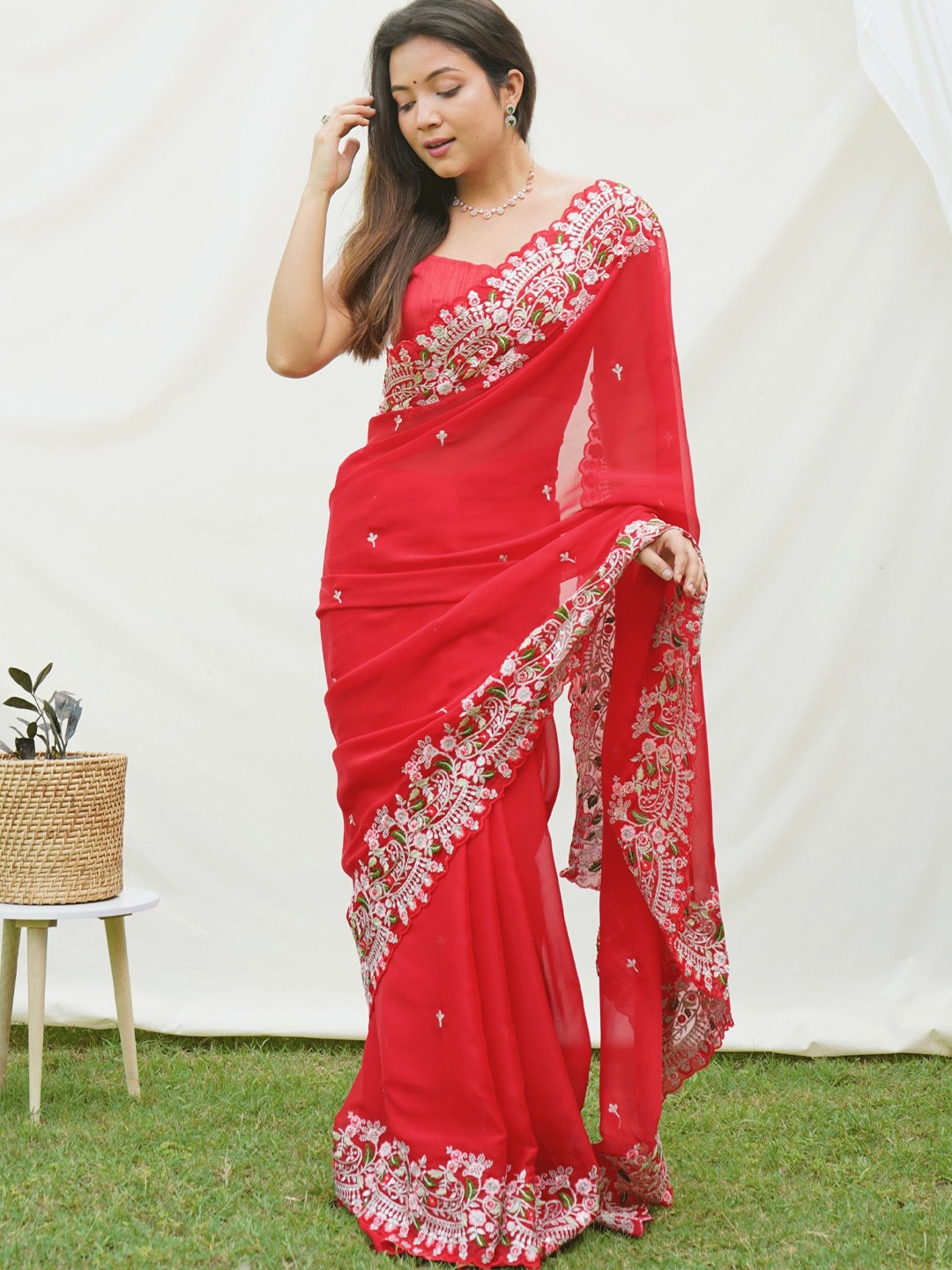 

TEEYA CREATION Floral Embroidered Saree, Red