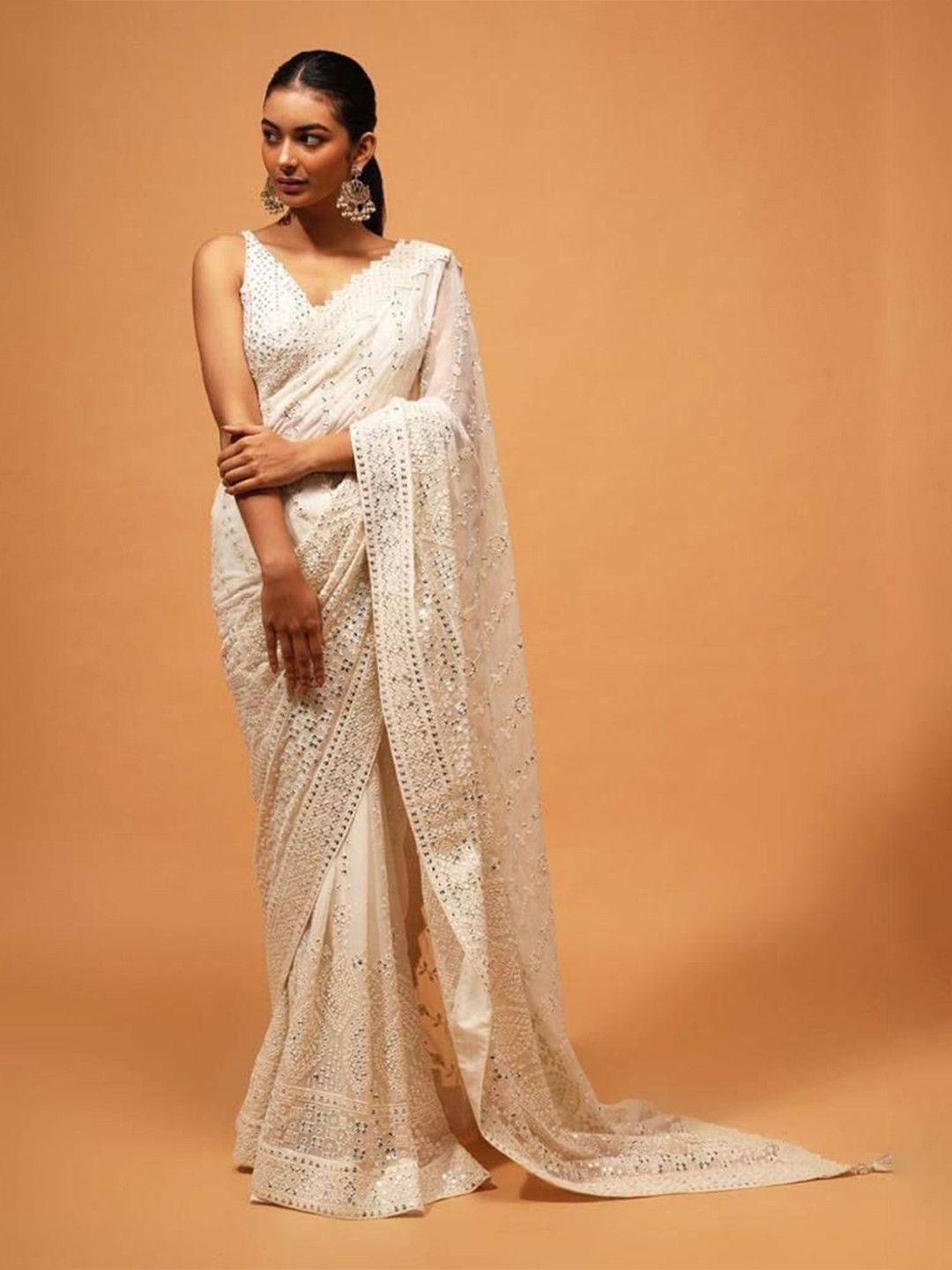 

TEEYA CREATION Floral Embroidered Saree, Off white