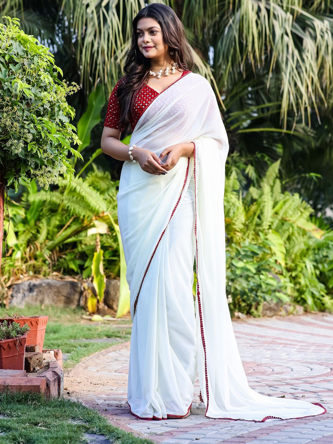 

TEEYA CREATION Embroidered Saree With Blouse Piece, White