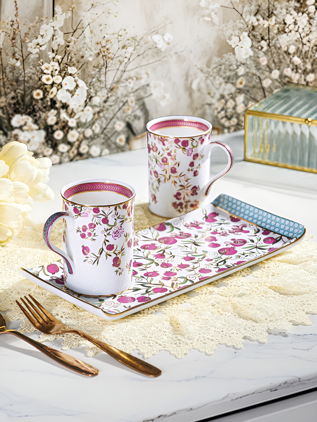 

Troveas Pom Passion 24K Gold Mugs And Tray Set, White