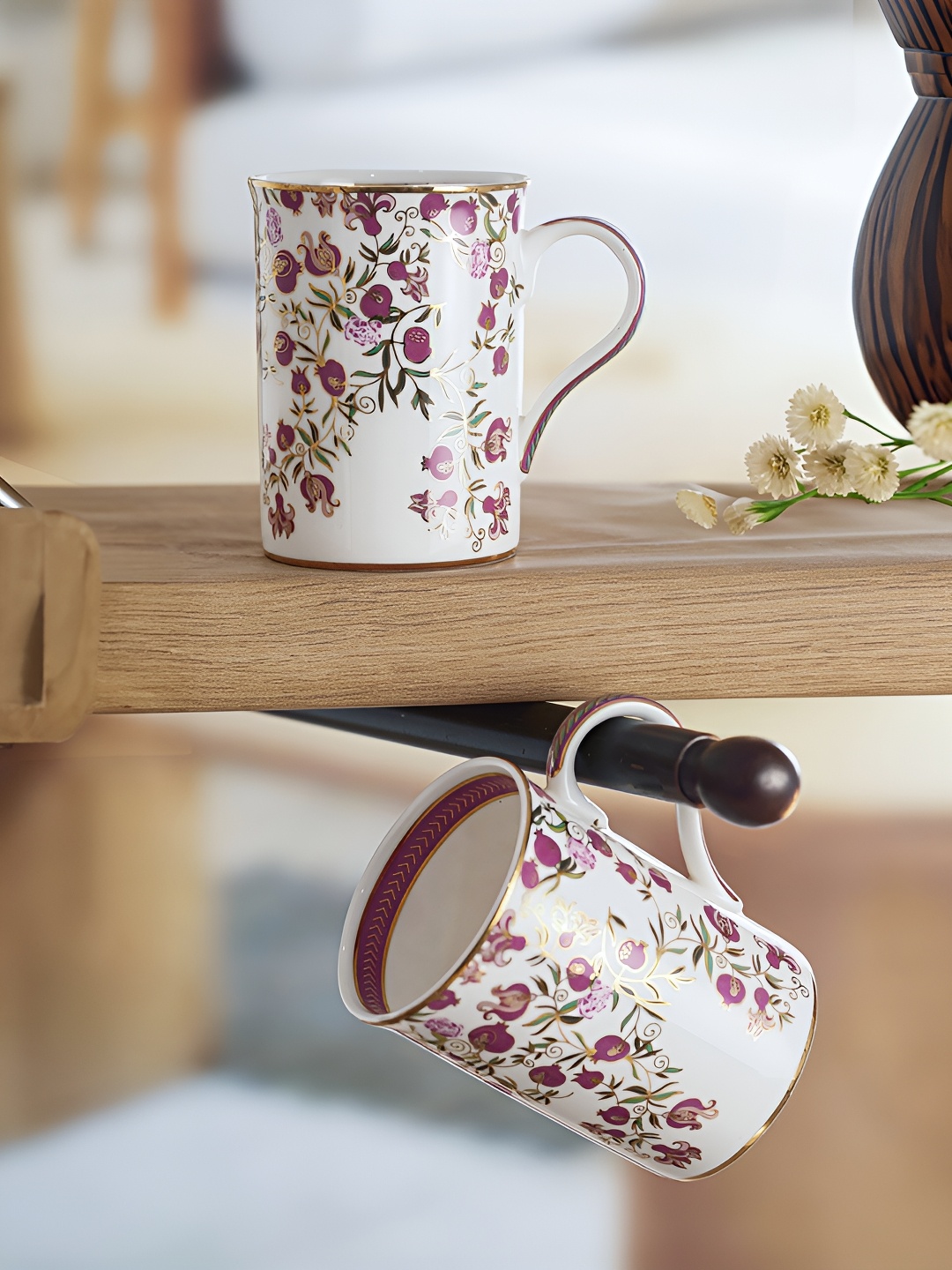 Troveas 2Pcs Pom Passion 24K Gold Mugs, White