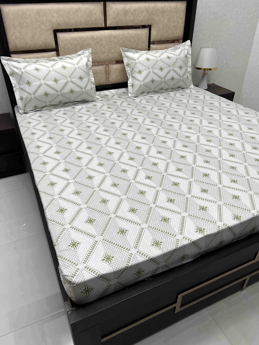 

Pure Decor Green & White Pure Cotton 350 TC Queen Bedsheet with 2 Pillow Covers