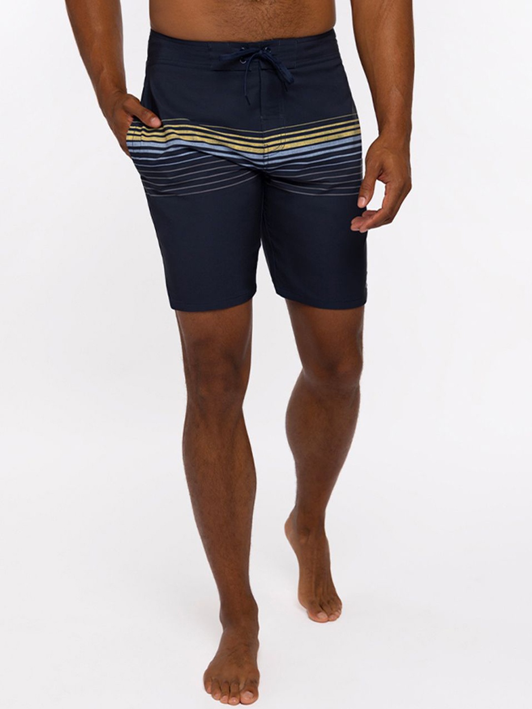 

TRAVIS MATHEW Men Striped Technology Mid-Rise Shorts, Navy blue