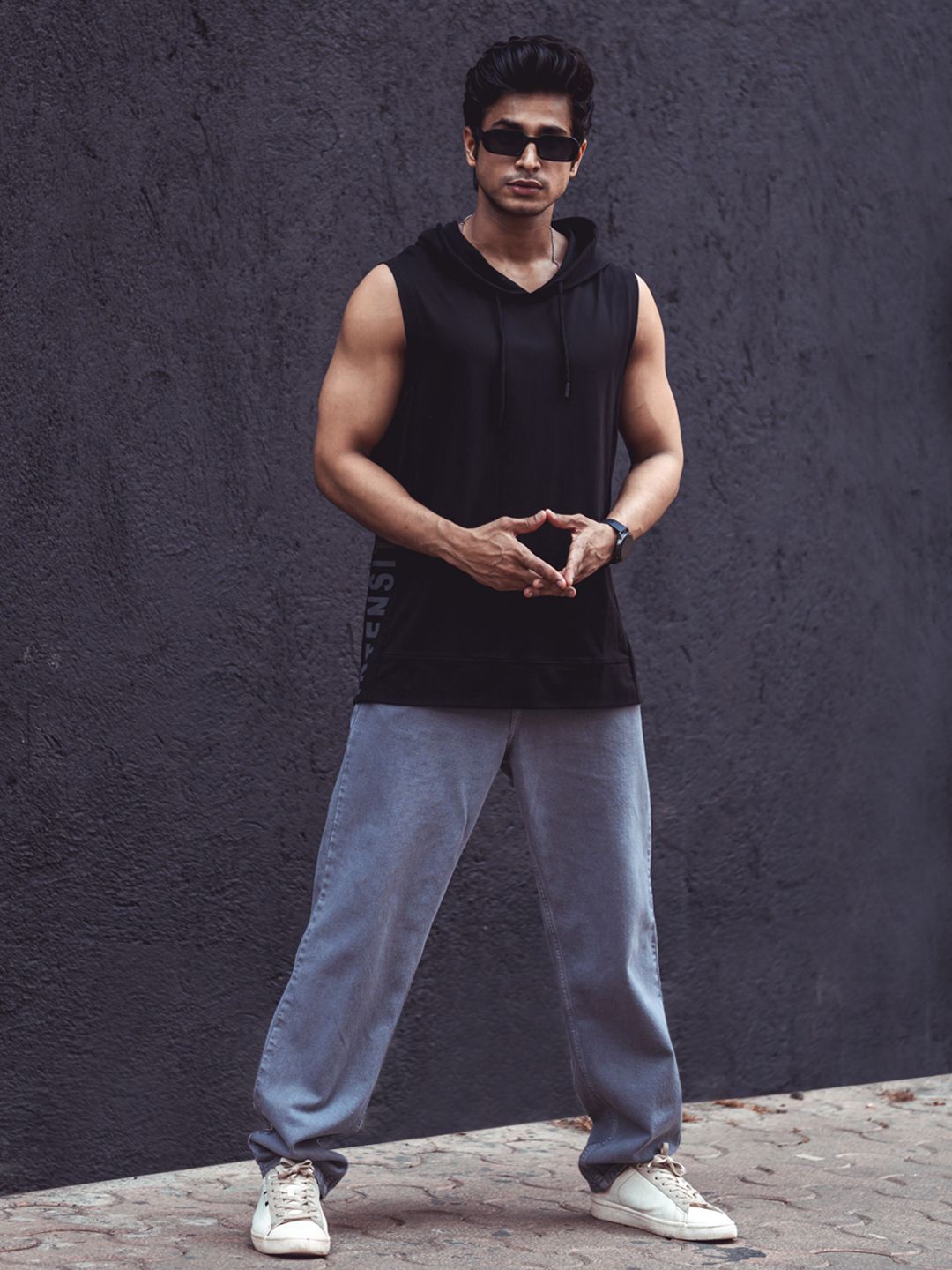 

Powerlook Men Hooded Sleeveless Solid T-shirt, Black