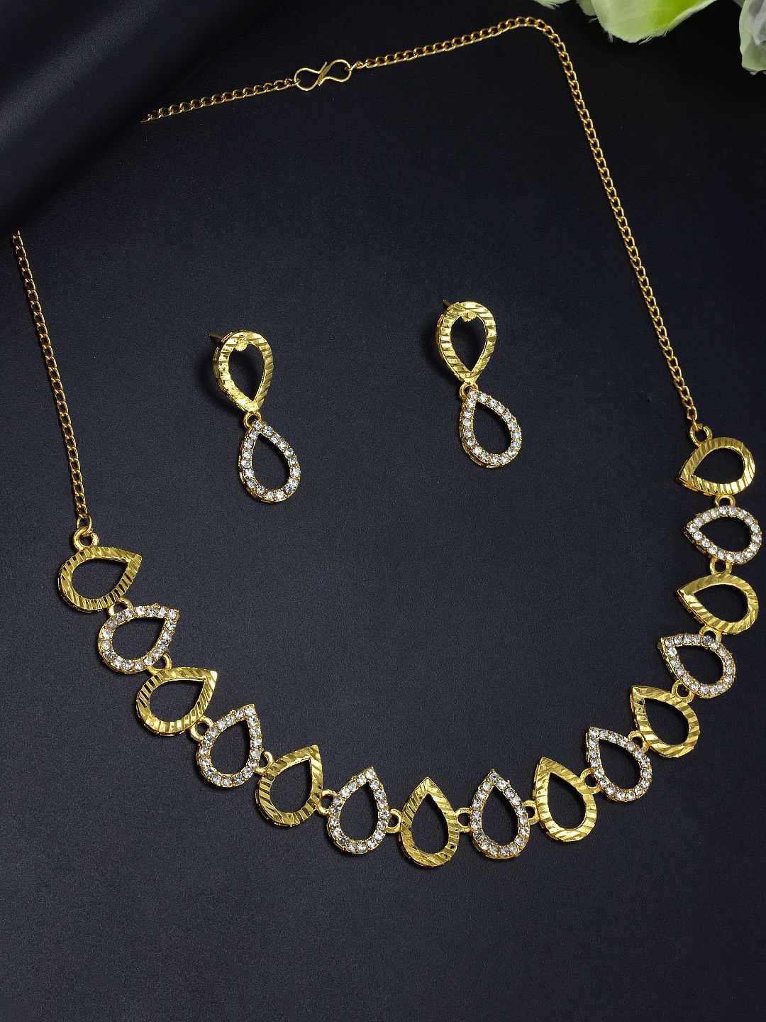 

PRIVIU Gold Plated Stone Studded Jewellery Set