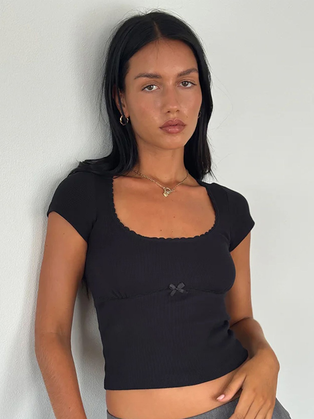

LULU & SKY Solid Scoop Neck Crop Top, Black
