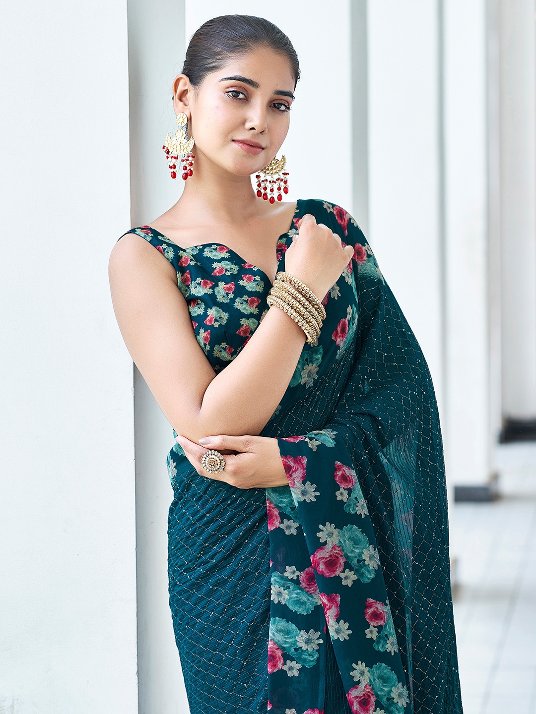 

Satrani Embellished Sequinned Pure Georgette Saree, Teal
