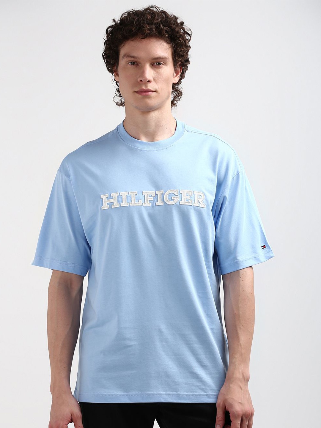 

Tommy Hilfiger Men Typography Printed Pockets T-shirt, Blue