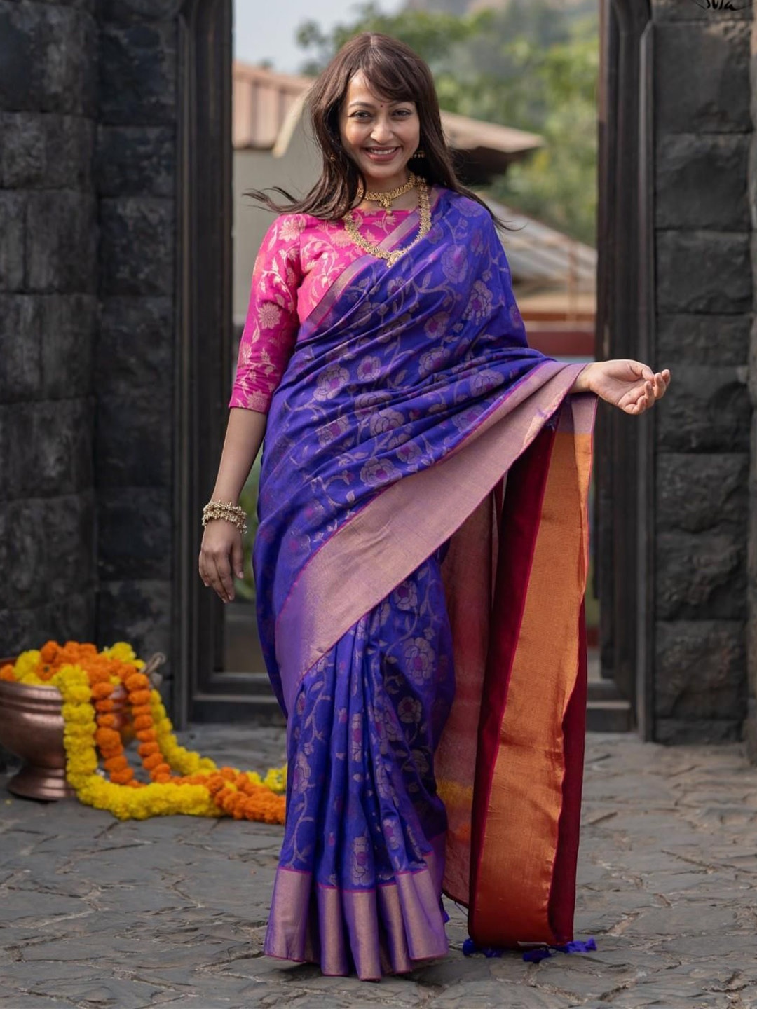 

Suta Floral Zari Saree, Blue