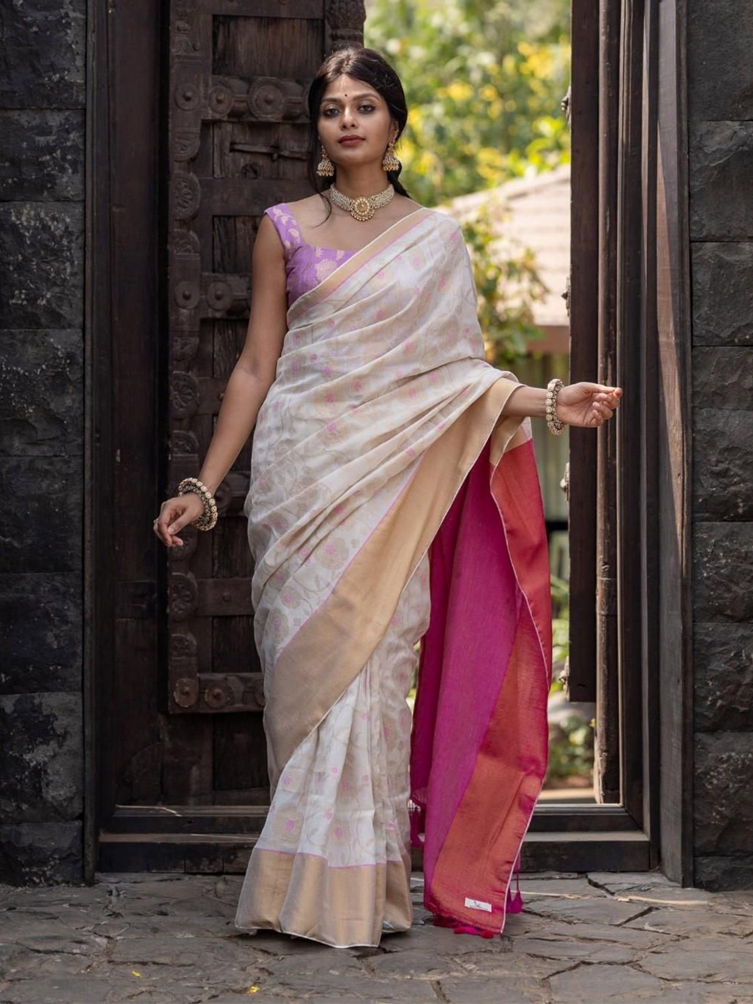 

Suta Woven Design Zari Saree, White