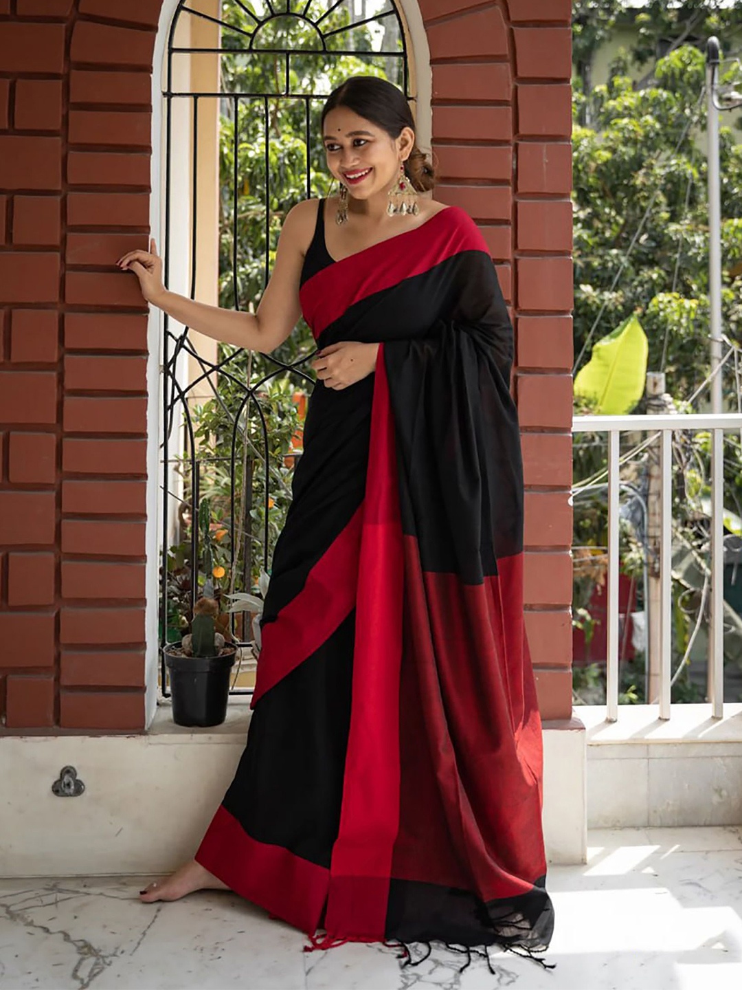 

KALINI Silk Blend Banarasi Saree, Black