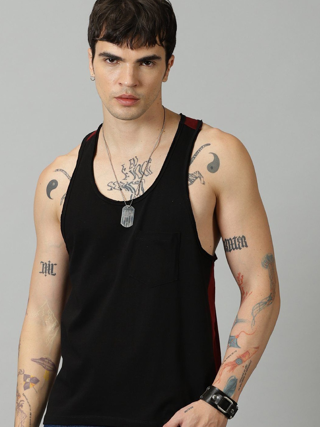 

THE HOLLANDER Men Colourblocked Scoop Neck T-shirt, Black