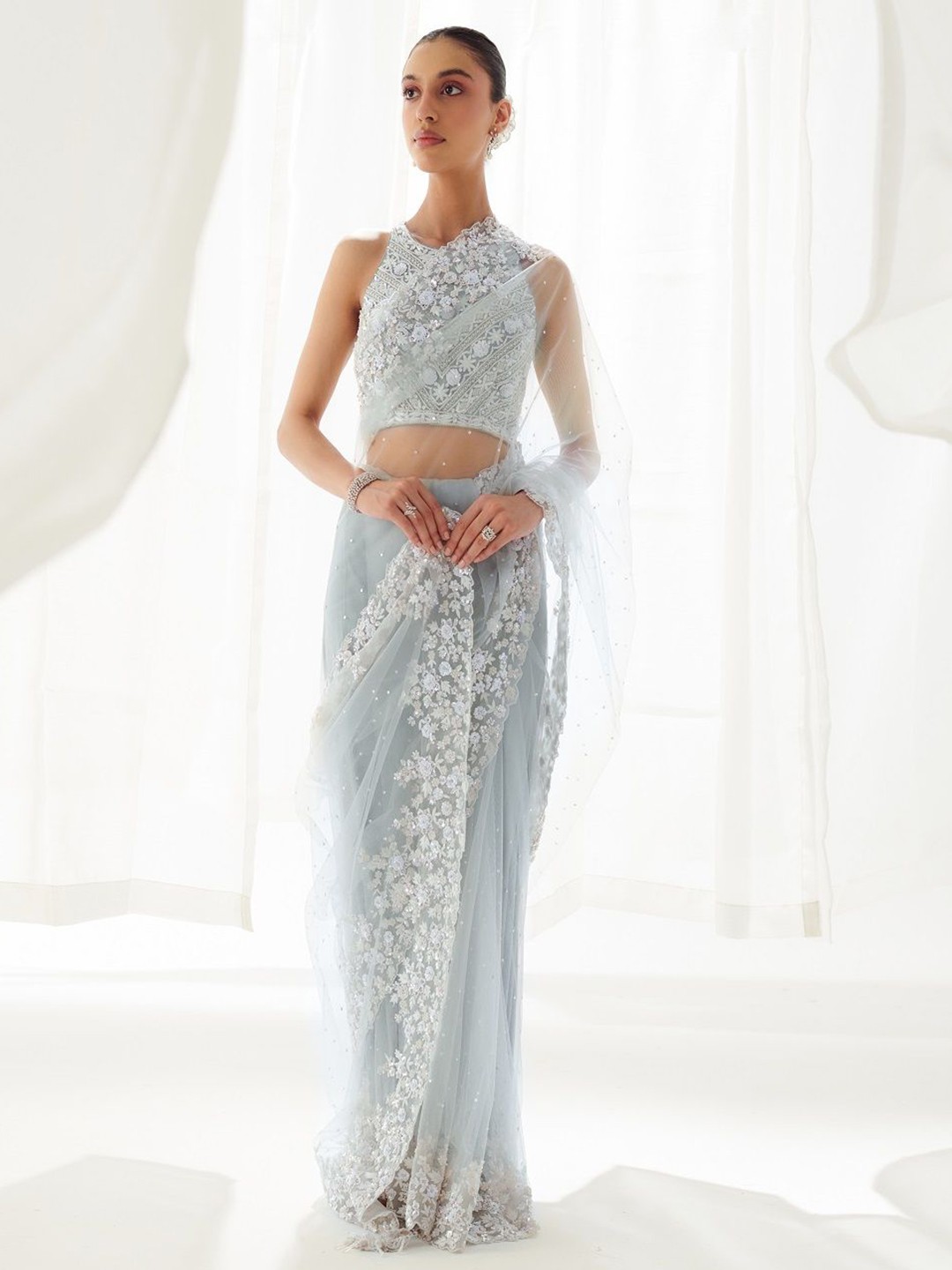 

SUHINO Embellished Sequinned Net Saree, Grey