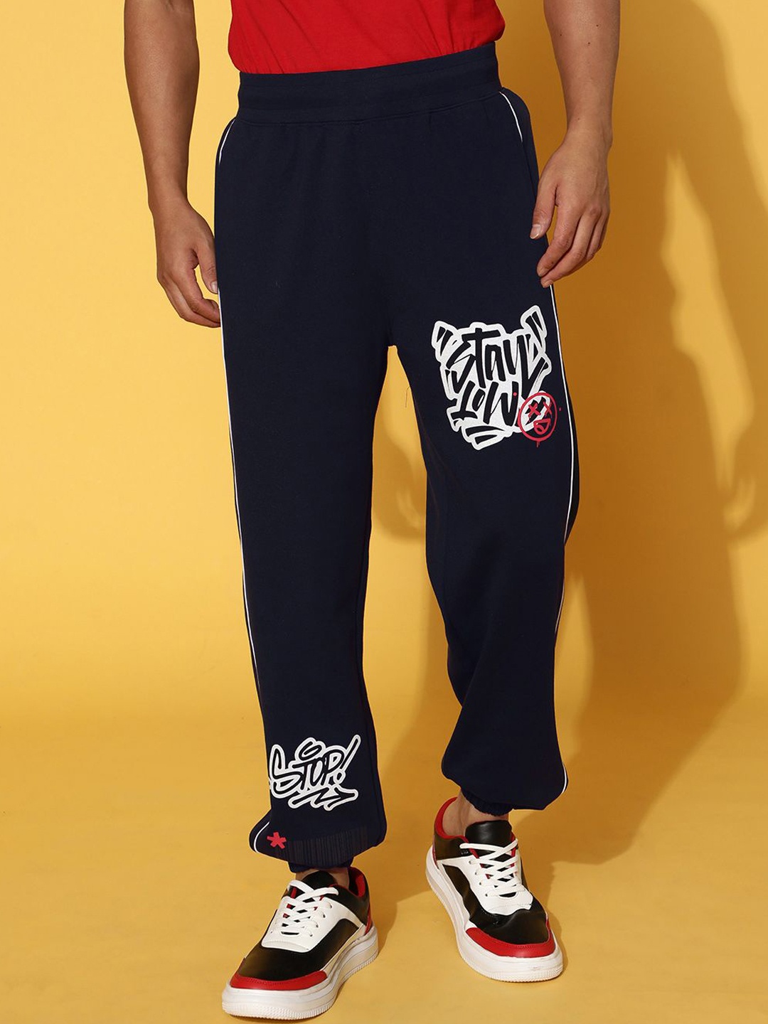 VEIRDO Men Printed Mid-Rise Pure Cotton Joggers, Black