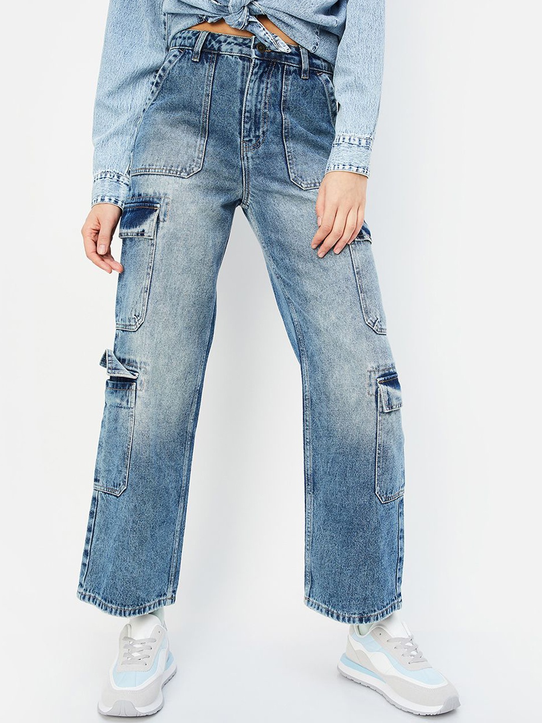 

max Women Mildly Distressed Heavy Fade Jeans, Blue