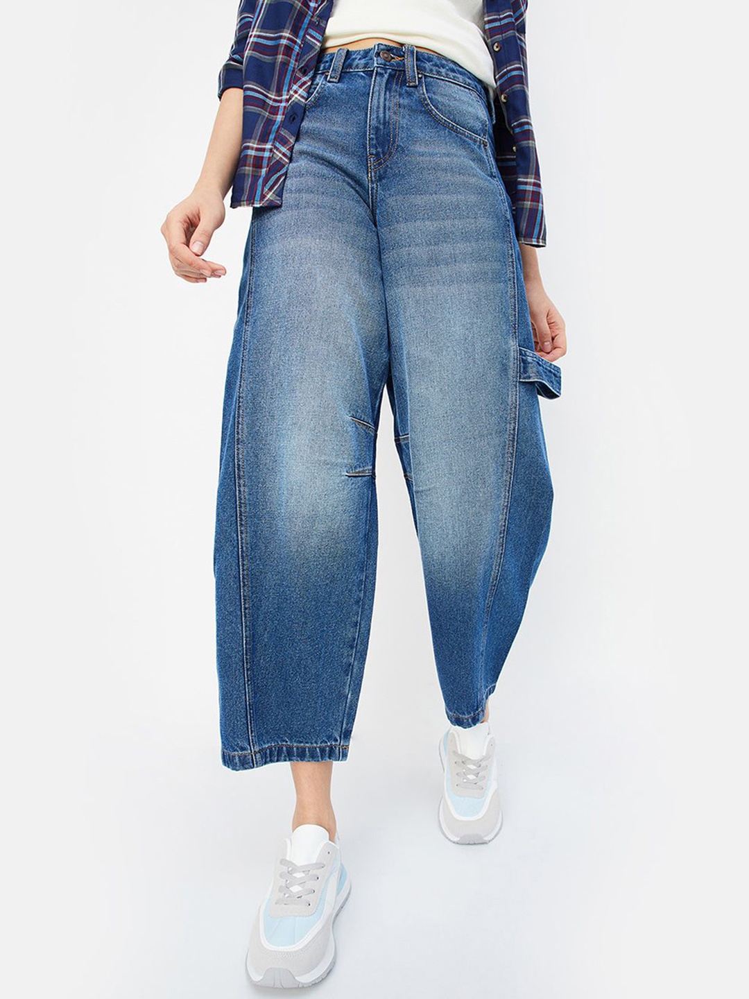 

max Women Low Distress Light Fade Jeans, Blue