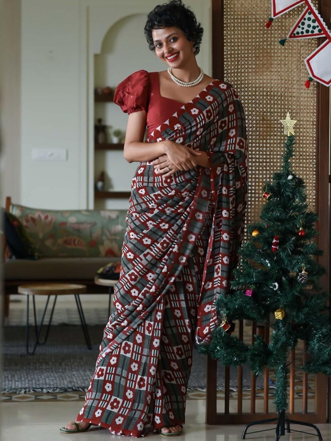 

Suta Floral Pure Georgette Saree, Maroon