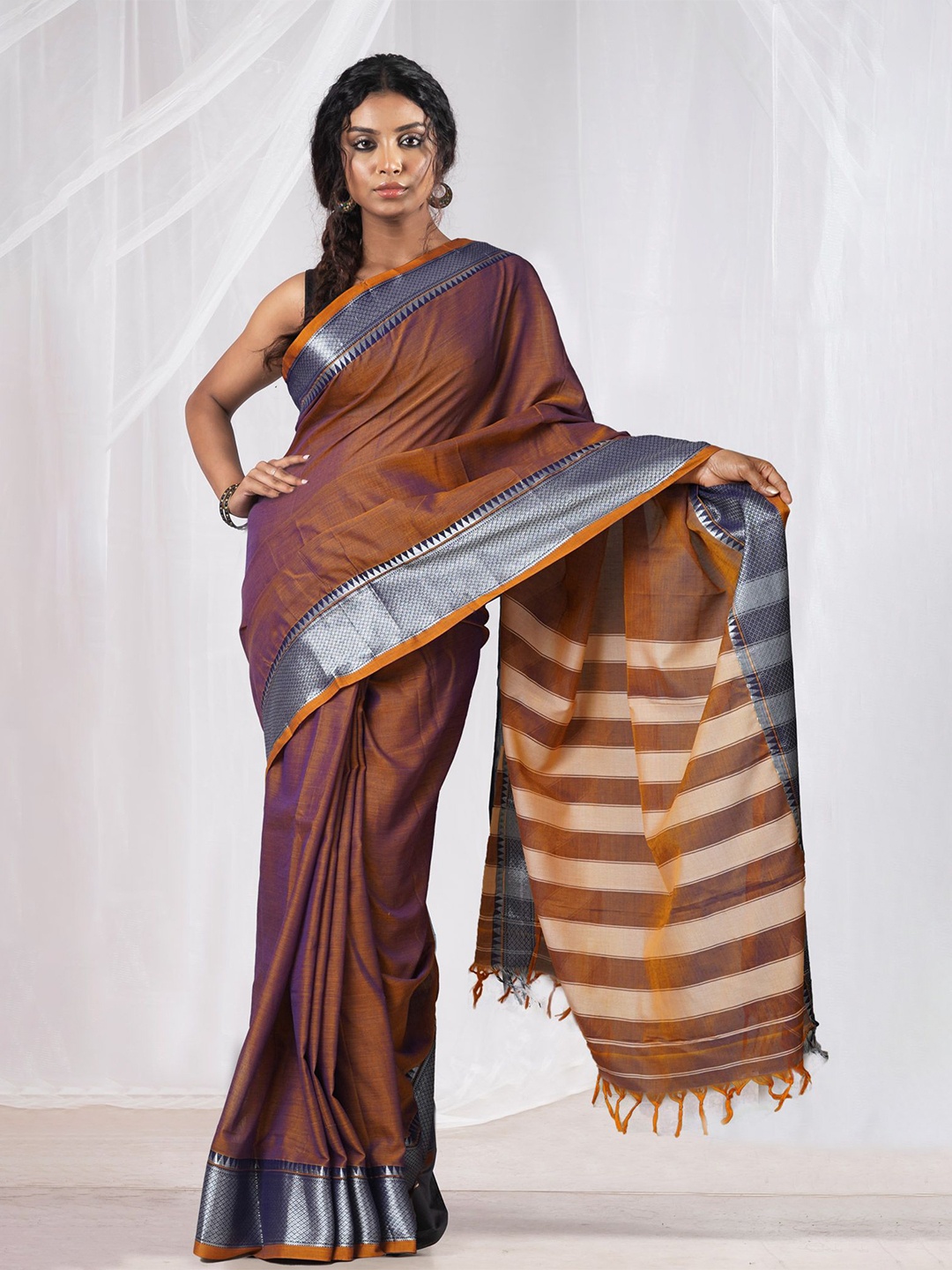 

Unnati Silks Woven Design Zari Pure Cotton Handloom Narayan Peth Saree, Brown