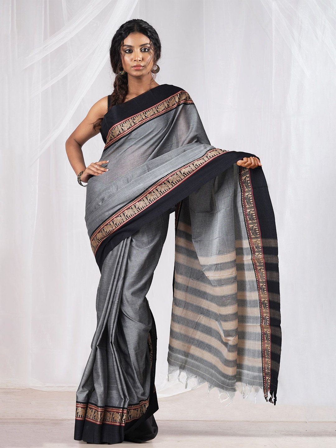 

Unnati Silks Pure Cotton Handloom Narayan Peth Saree, Grey