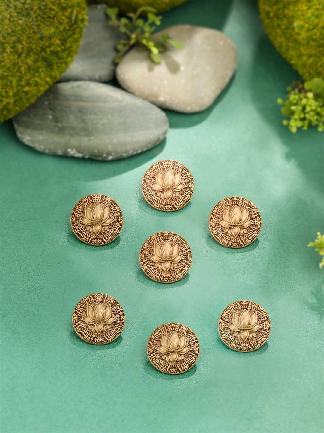 

COSA NOSTRAA Set of 7 Lotus Emblem Brooch, Metallic