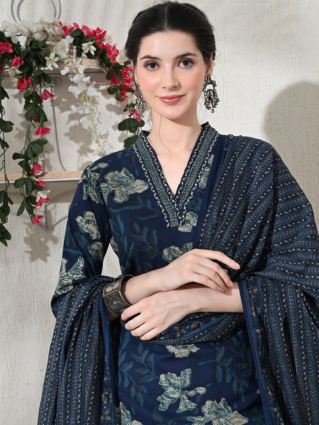 

DORIYA Women Floral Printed Regular Kurta with Trousers & With Dupatta, Blue