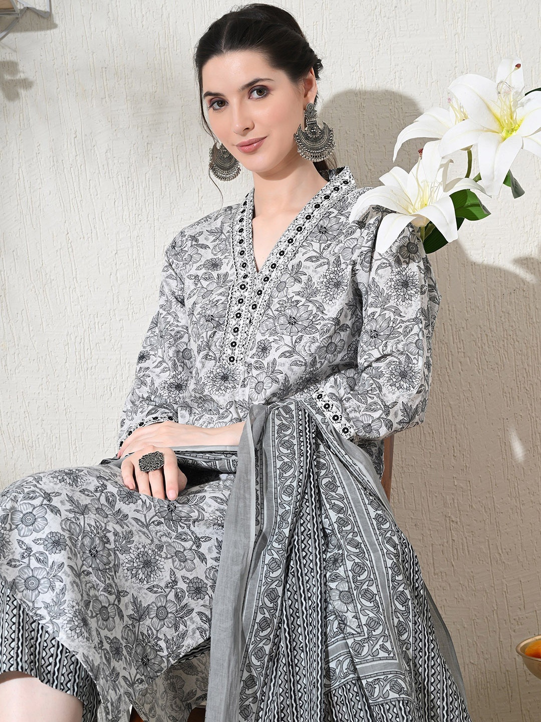 

DORIYA Women Floral Printed Regular Kurta with Trousers & With Dupatta, Grey