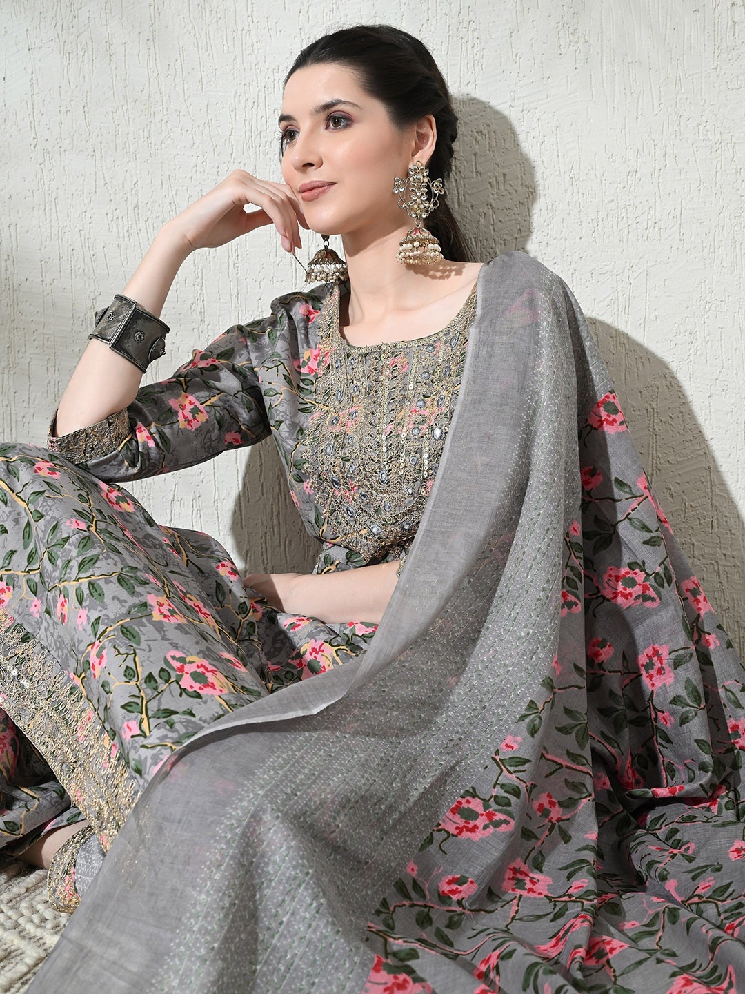 

DORIYA Women Floral Embroidered Panelled Kurta with Trousers & With Dupatta, Grey