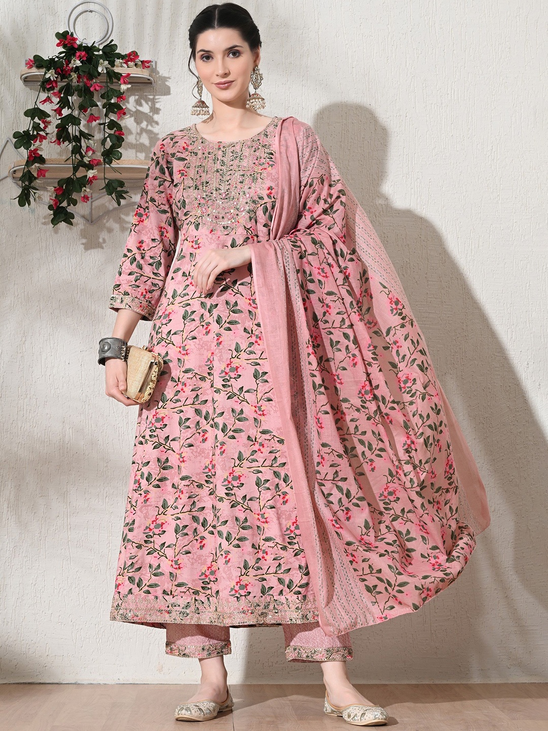 

DORIYA Women Floral Printed Panelled Kurta with Trousers & With Dupatta, Pink