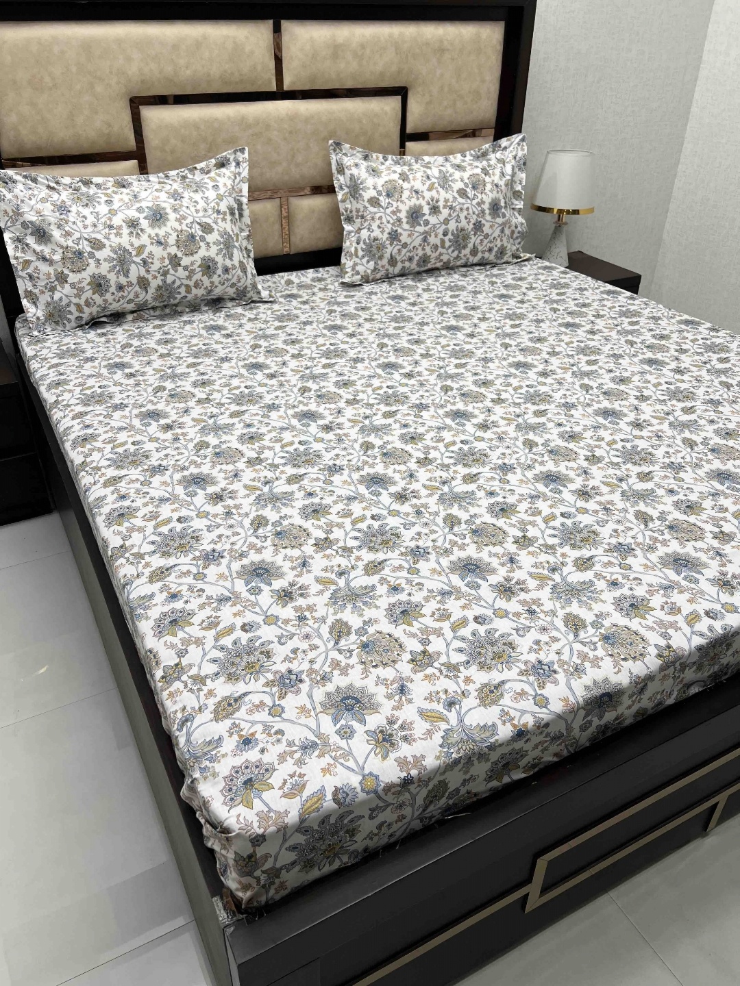 

Pure Decor Blue & White Floral 350 TC King Bedsheet with 2 Pillow Covers