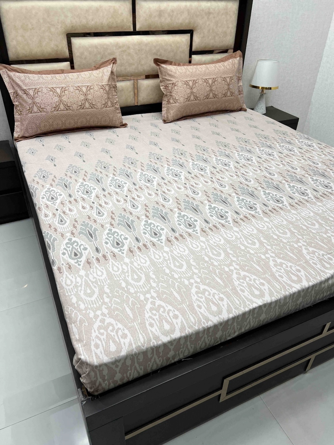 

Pure Decor Brown & White Ethnic Motifs 350 TC King Bedsheet with 2 Pillow Covers