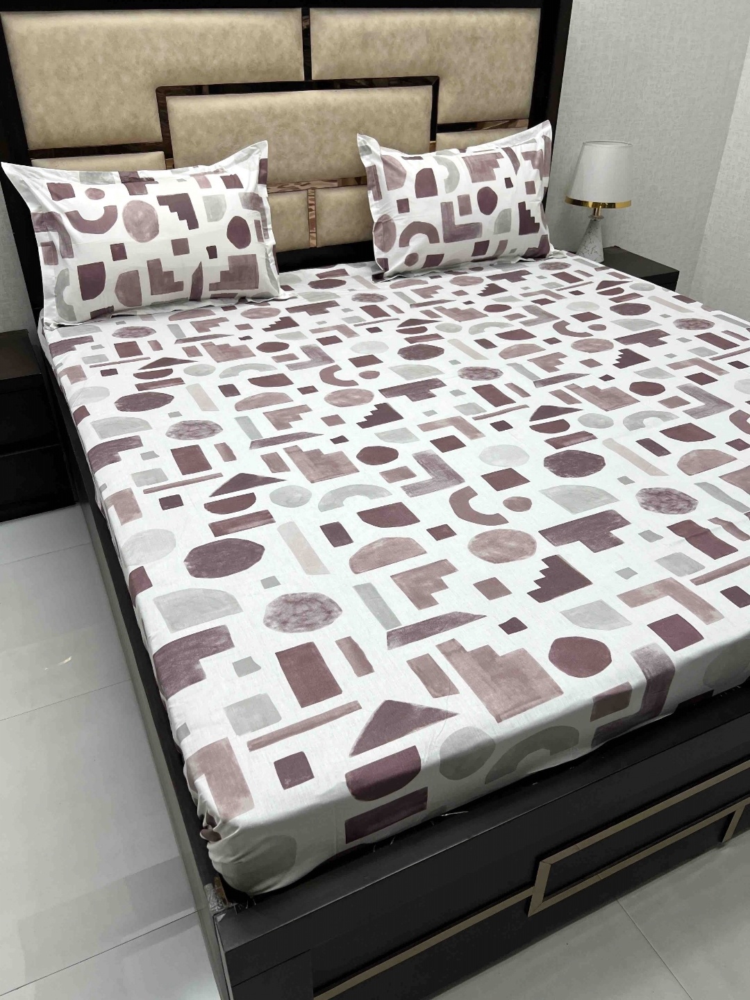 

Pure Decor Maroon & White Geometric 350 TC King Bedsheet with 2 Pillow Covers