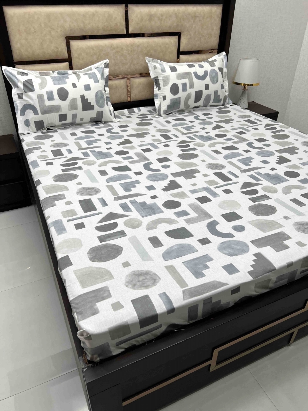 

Pure Decor Grey & White Geometric 350 TC King Bedsheet with 2 Pillow Covers