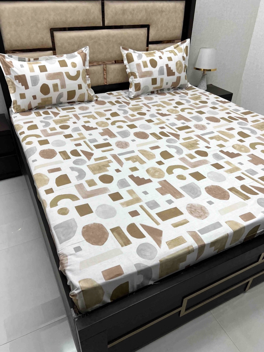 

Pure Decor White & Grey Geometric 350 TC King Bedsheet with 2 Pillow Covers