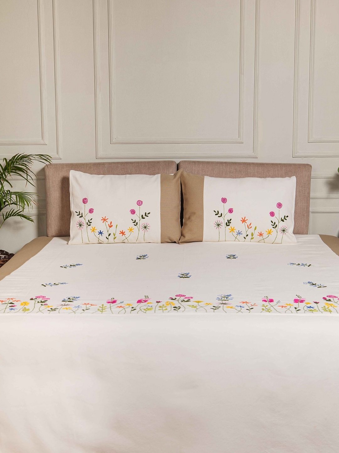 Amora Off White & Brown Double King Bed Cover With 2 Pillow Covers