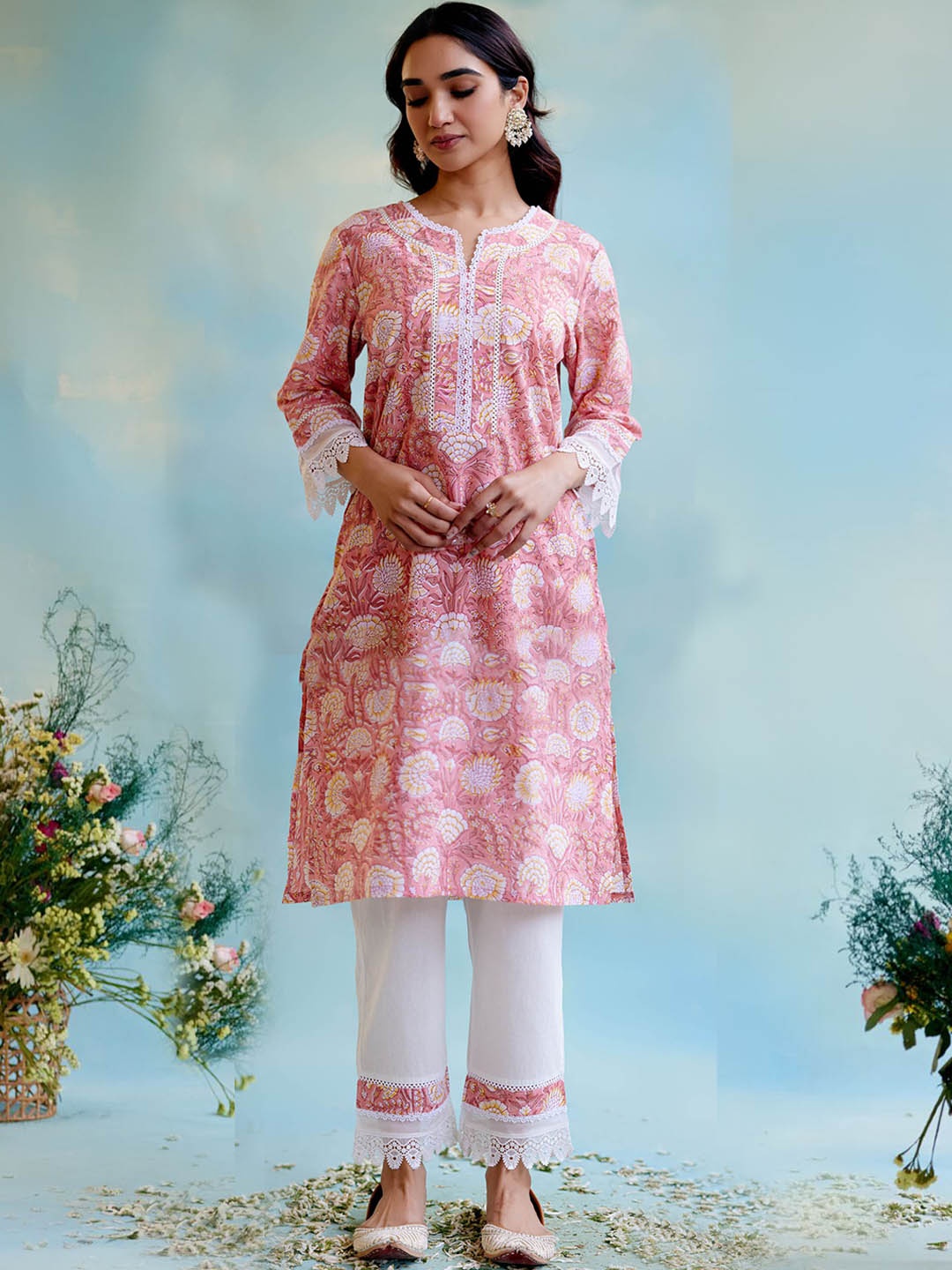 

NERO Women Floral Printed Regular Thread Work Kurta with Trousers, Pink
