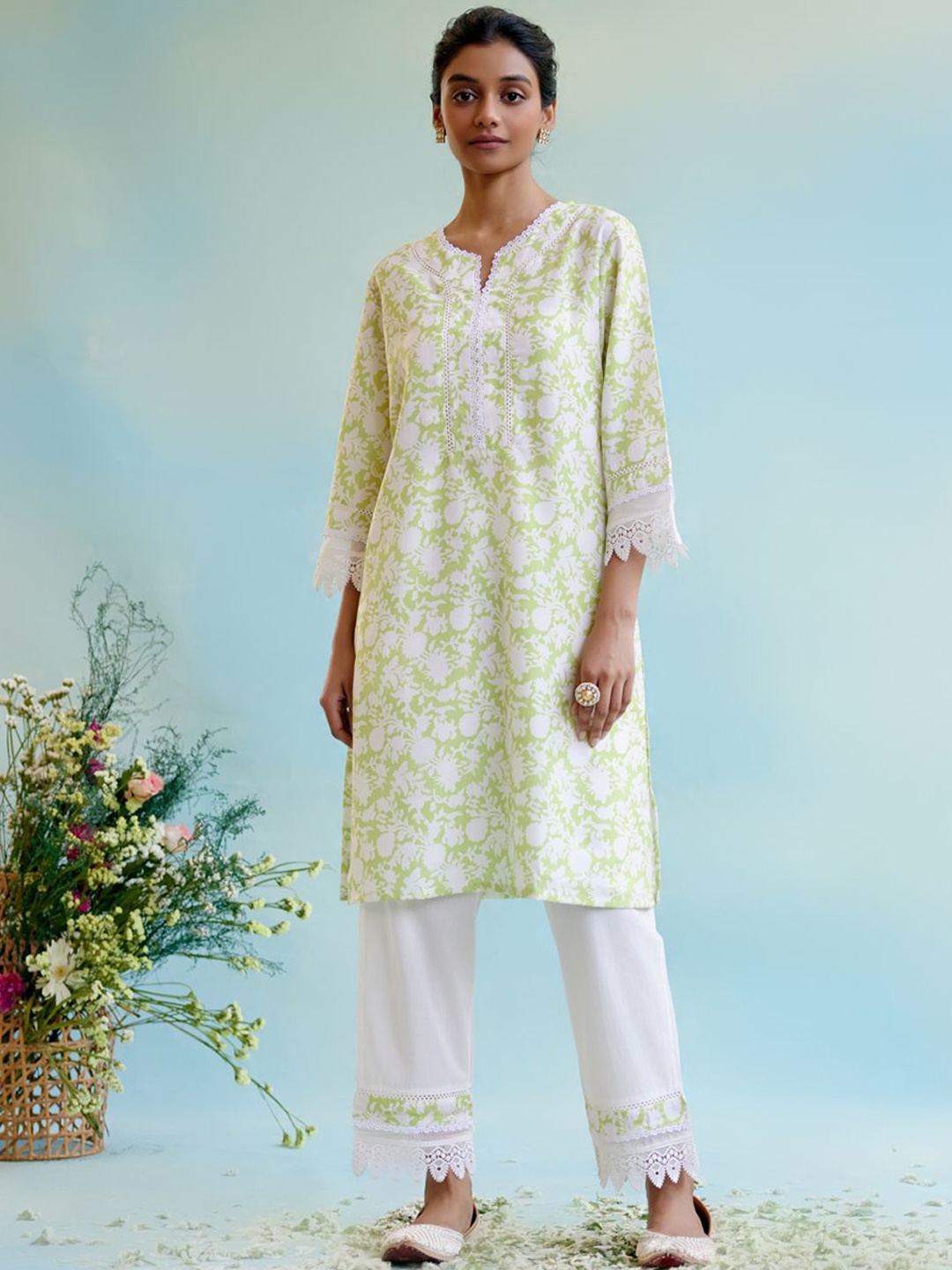 

NERO Women Floral Printed Regular Kurta with Trousers, White