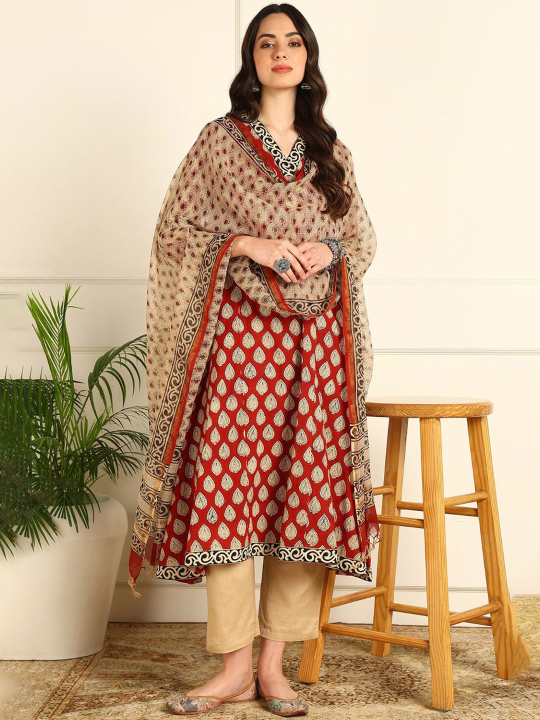 

Tahiliya Women Yoke Design Flared Sleeves Handloom Anarkali Kurta, Maroon