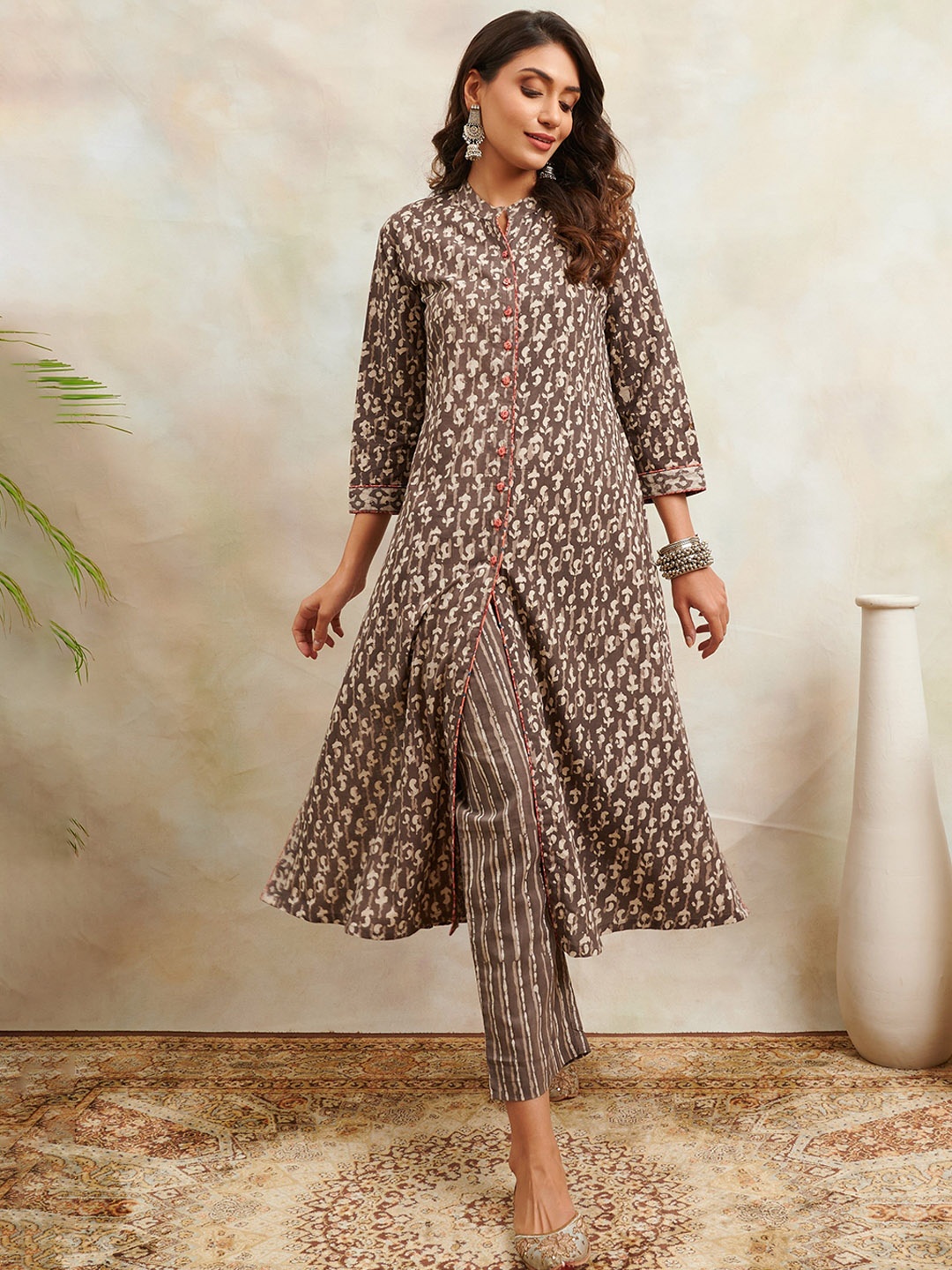 

Tahiliya Women Printed Cold-Shoulder Sleeves Thread Work Handloom Kurta, Brown