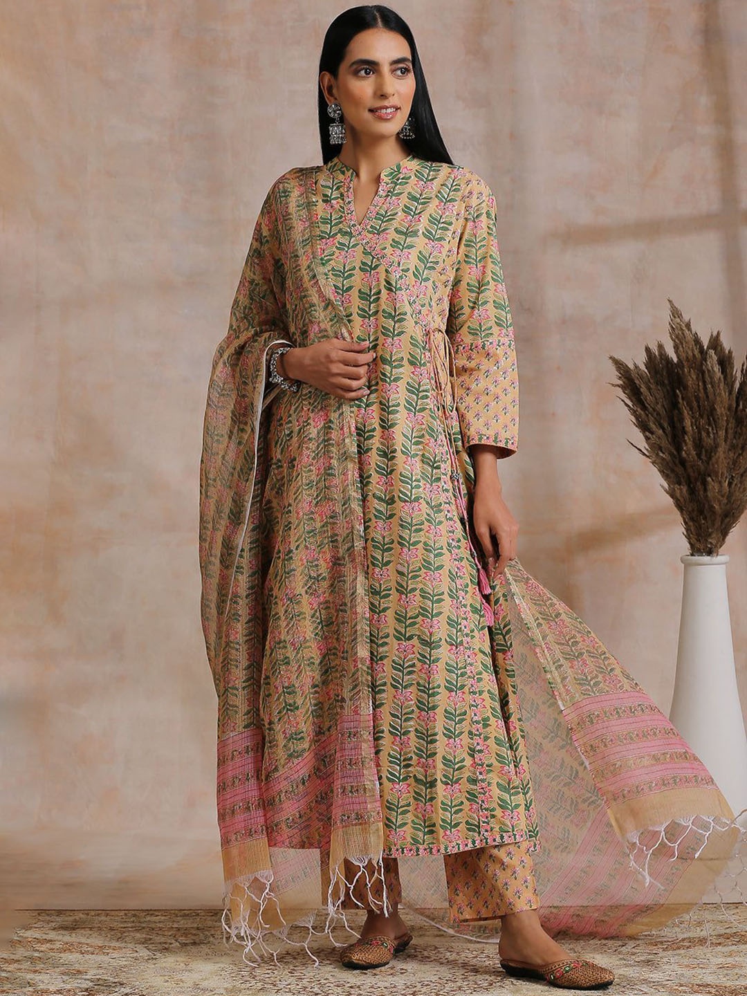 Tahiliya Women Geometric Embroidered Thread Work Handloom Kurta, Beige