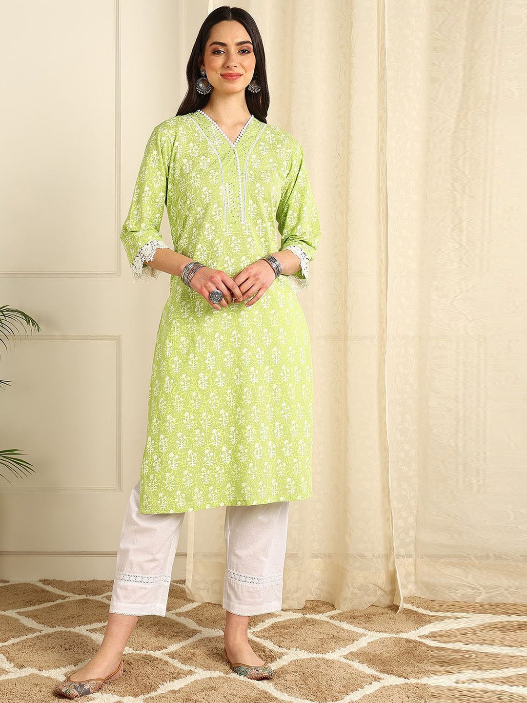 

Tahiliya Women Ethnic Motifs Embroidered Handloom Kurta, Green