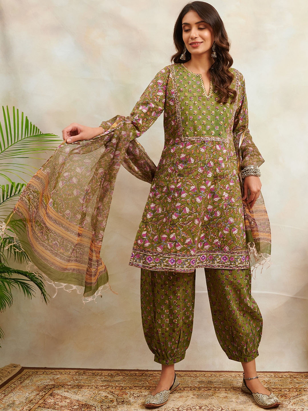 

Tahiliya Women Floral Embroidered Flared Sleeves Thread Work Handloom Kurta, Green
