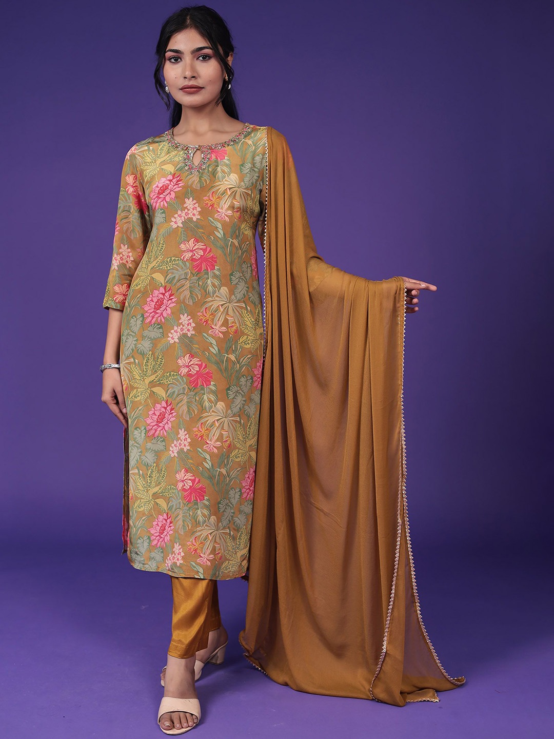 

ZARI Women Floral Printed Regular Kurta with Trousers & With Dupatta, Green