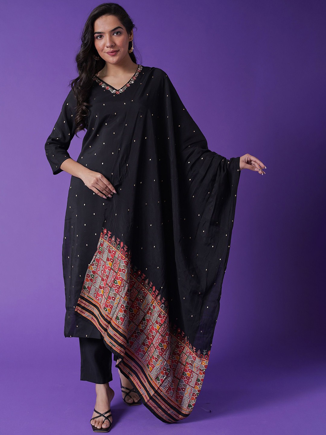 

ZARI Women Floral Embroidered Regular Thread Work Kurta with Trousers & With Dupatta, Black