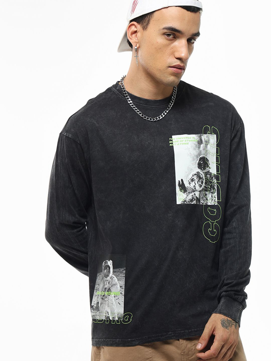 

Bewakoof Men Printed Round Neck Drop Shoulder Sleeves Pure Cotton Oversized T-shirt, Black