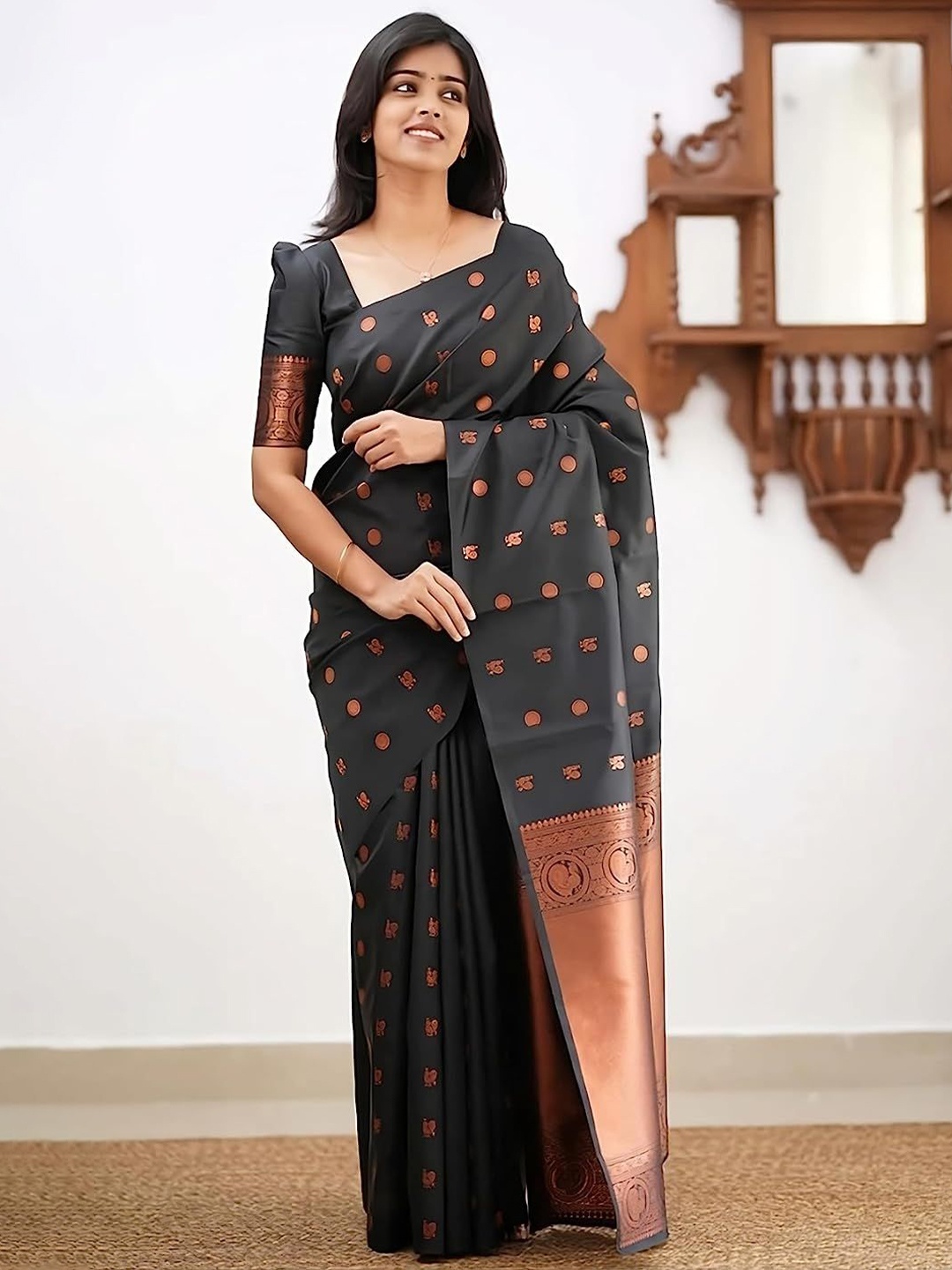 

DIVASTRI Woven Design Zari Banarasi Saree, Black