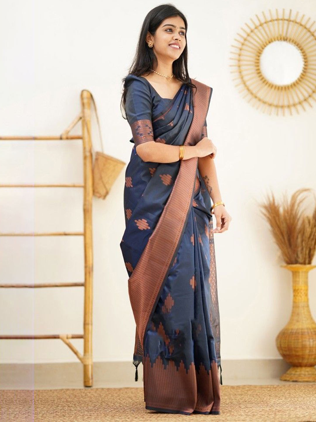 

DIVASTRI Woven Design Zari Banarasi Saree, Navy blue