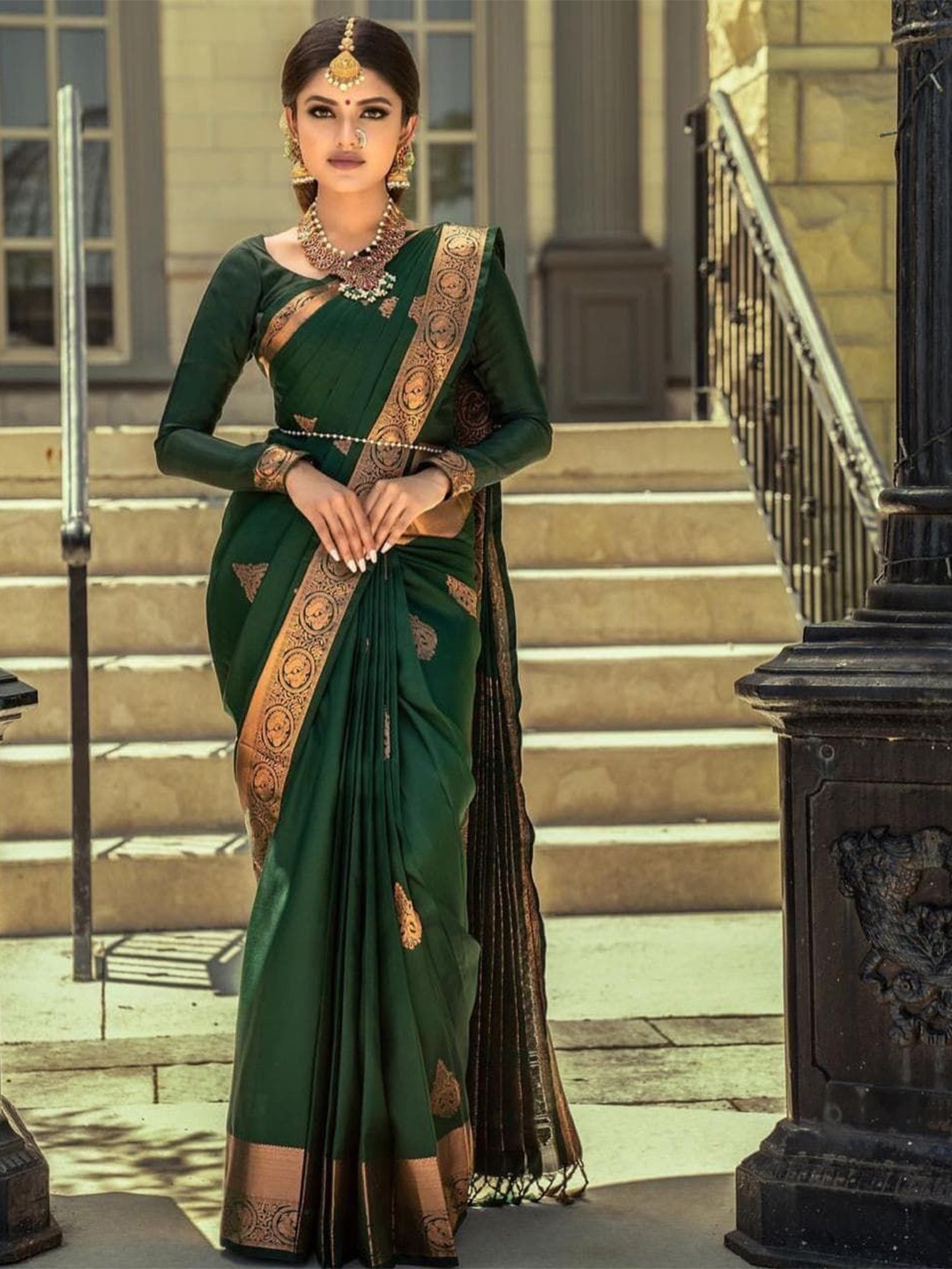 

DIVASTRI Zari Woven Design Banarasi Saree, Green